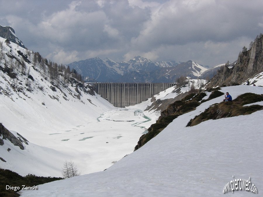 06 Scendendo diga e Lago Fregabolgia.JPG